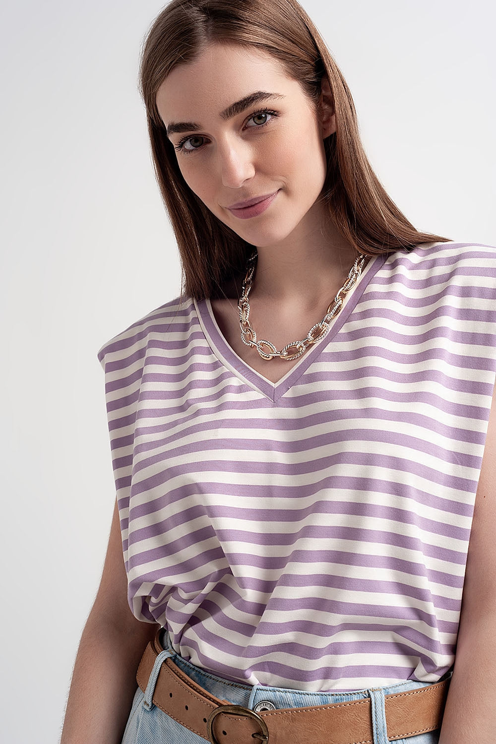 Camiseta sin mangas con hombreras y diseño de rayas en morado Q2
