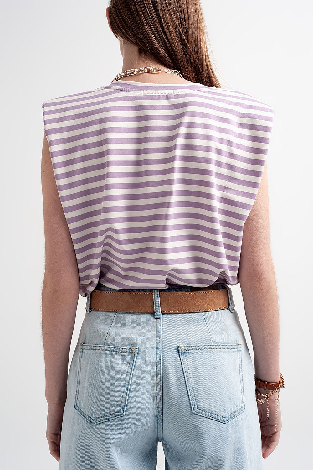 Camiseta sin mangas con hombreras y diseño de rayas en morado Q2