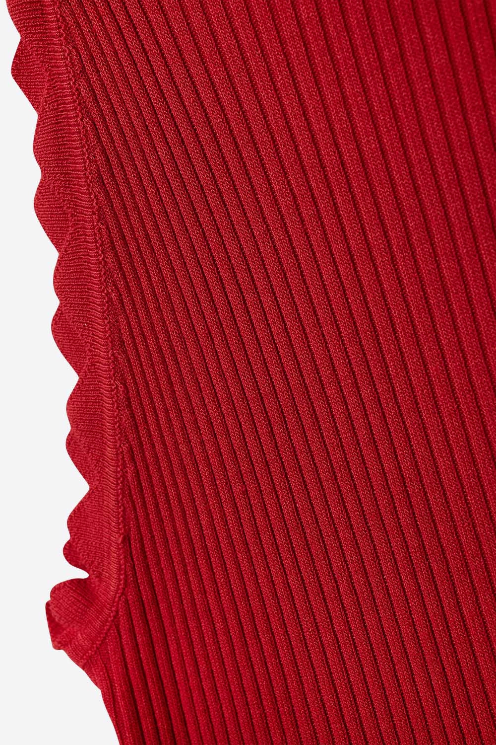 Camiseta sin mangas roja con detalle de canalé en las axilas Q2