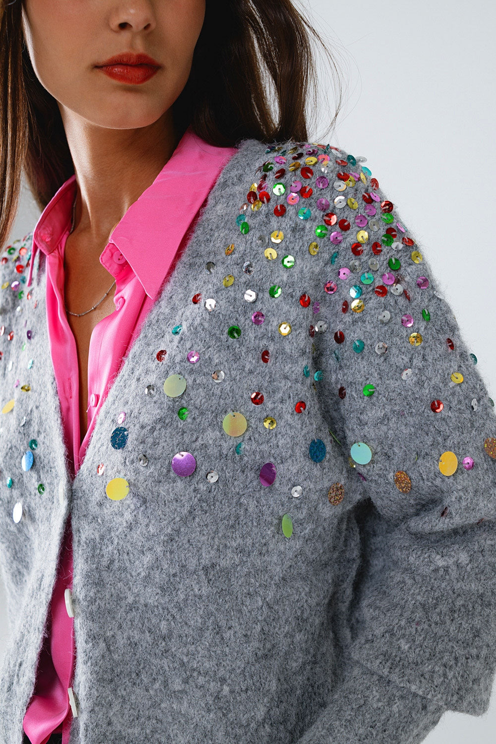 Cárdigan con cuello en V y lentejuelas bordadas multicolor en gris Q2