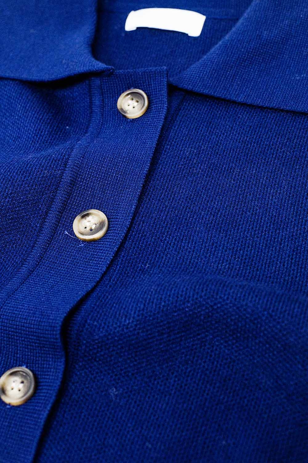 Cárdigan de punto suave en azul tinta con bolsillos delanteros Q2