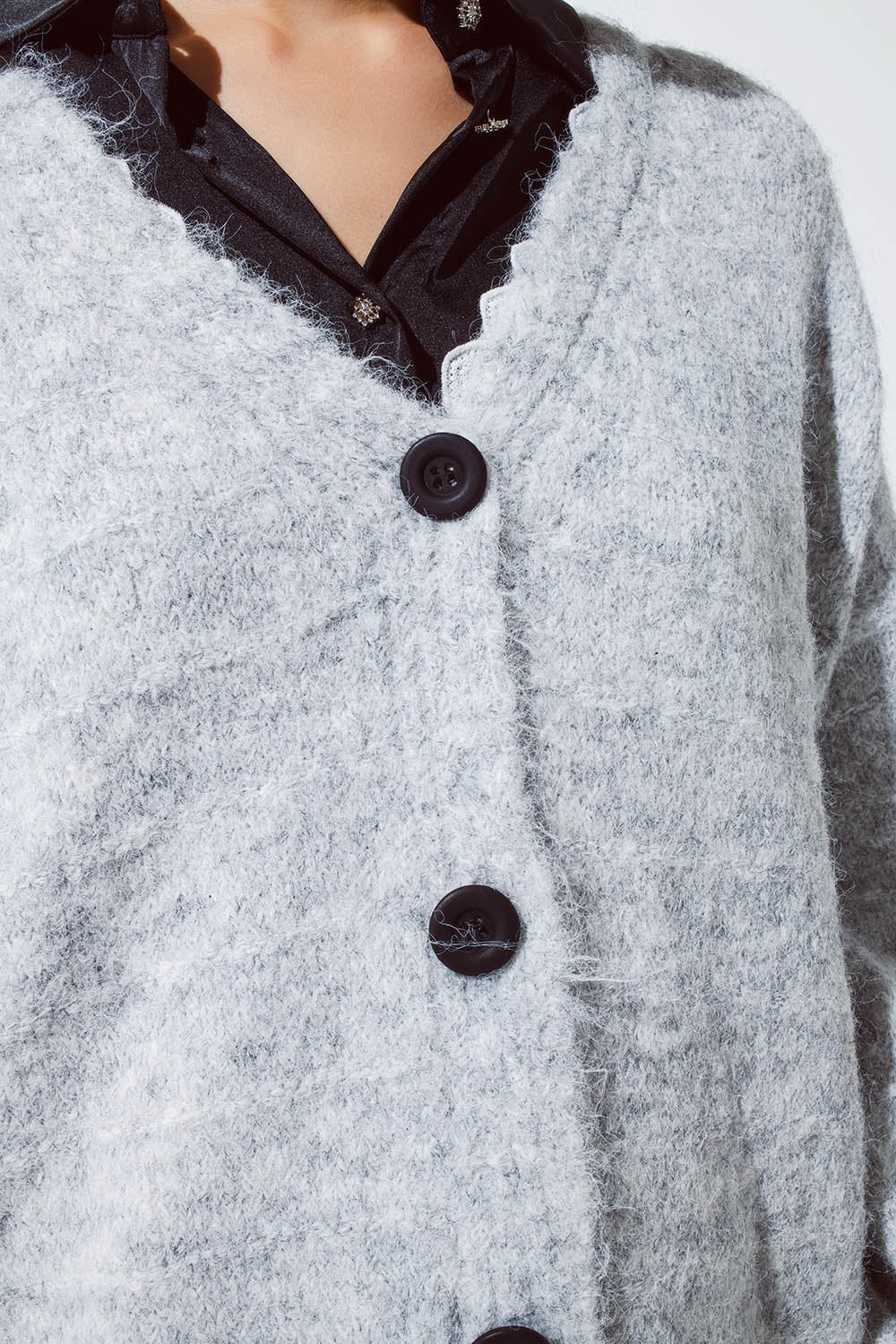 Cárdigan gris con cuello en V con detalle de puntilla Q2