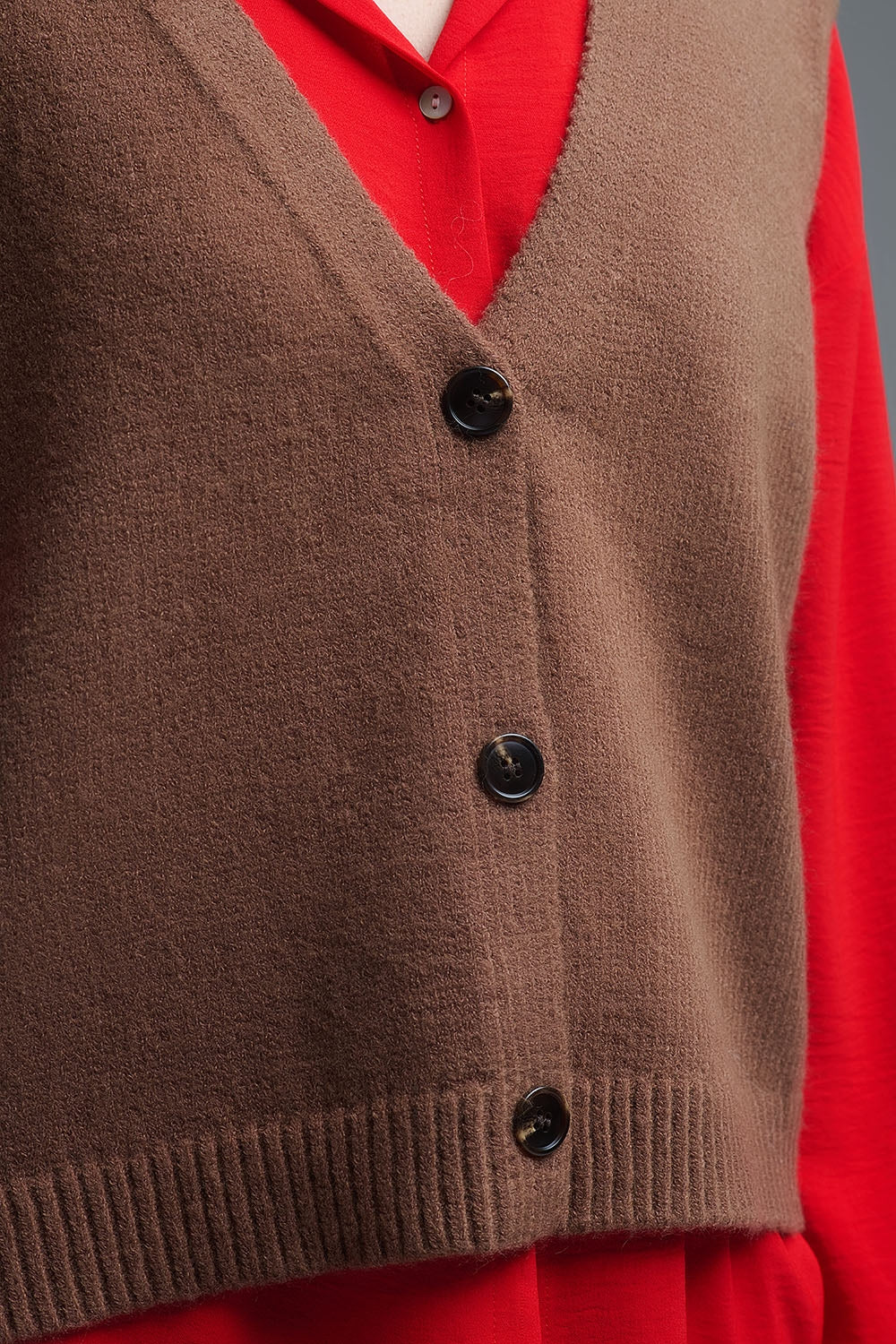 Chaleco corto de punto marrón chocolate Q2