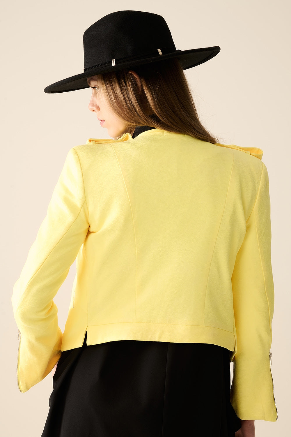 Chaqueta amarilla con detalles de cremallera Q2