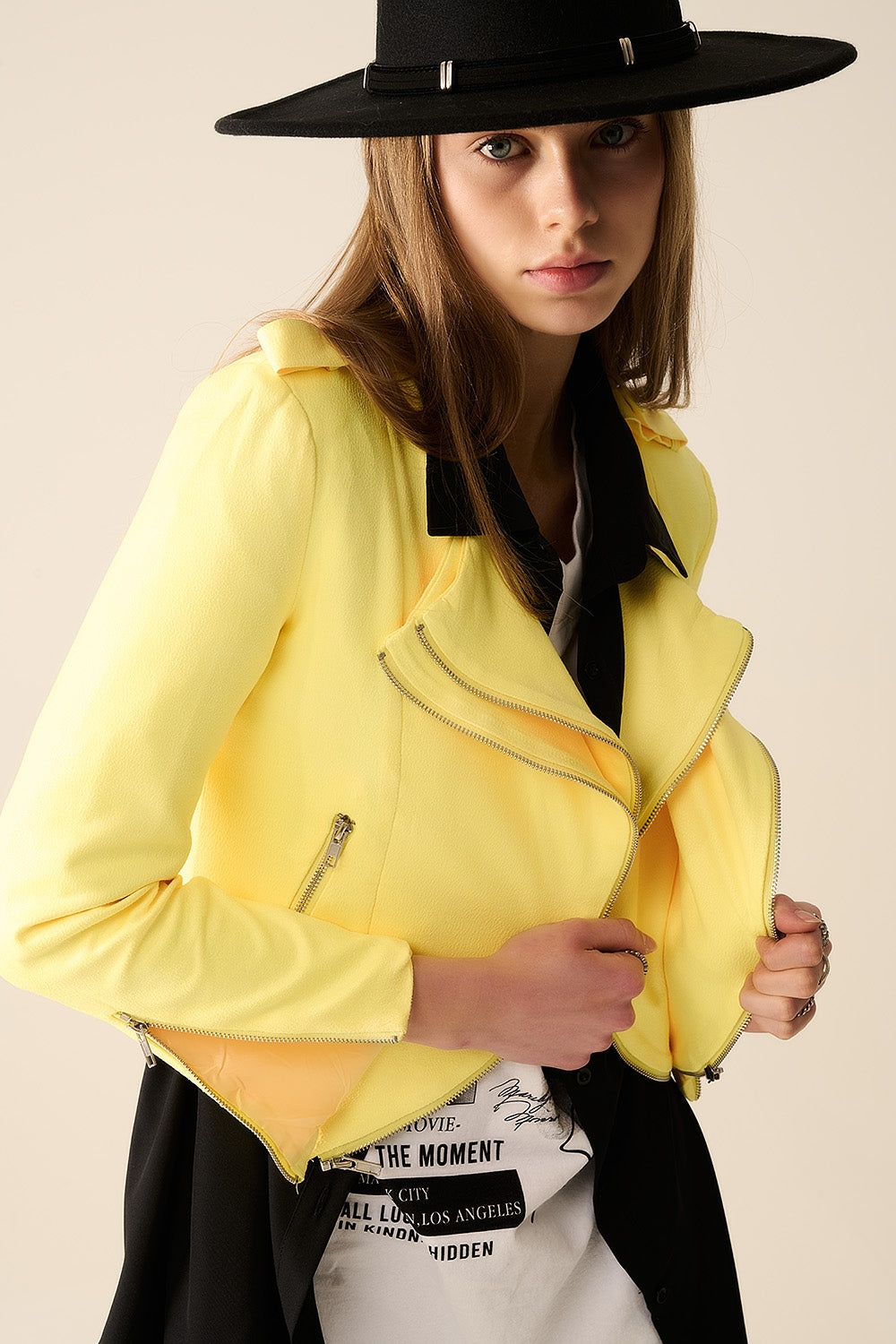 Q2 Chaqueta amarilla con detalles de cremallera