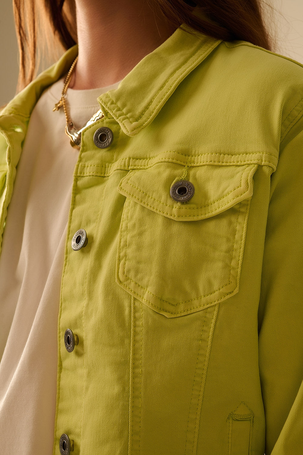 Chaqueta básica vaquera elástica con bolsillos en color lima Q2