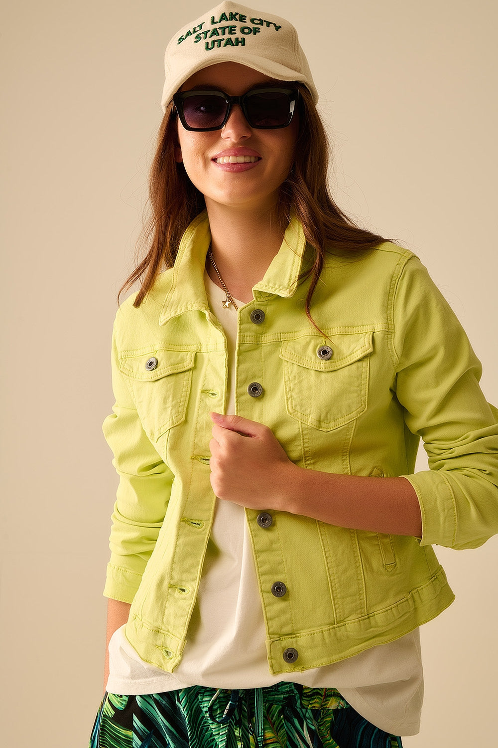 Chaqueta básica vaquera elástica con bolsillos en color lima Q2