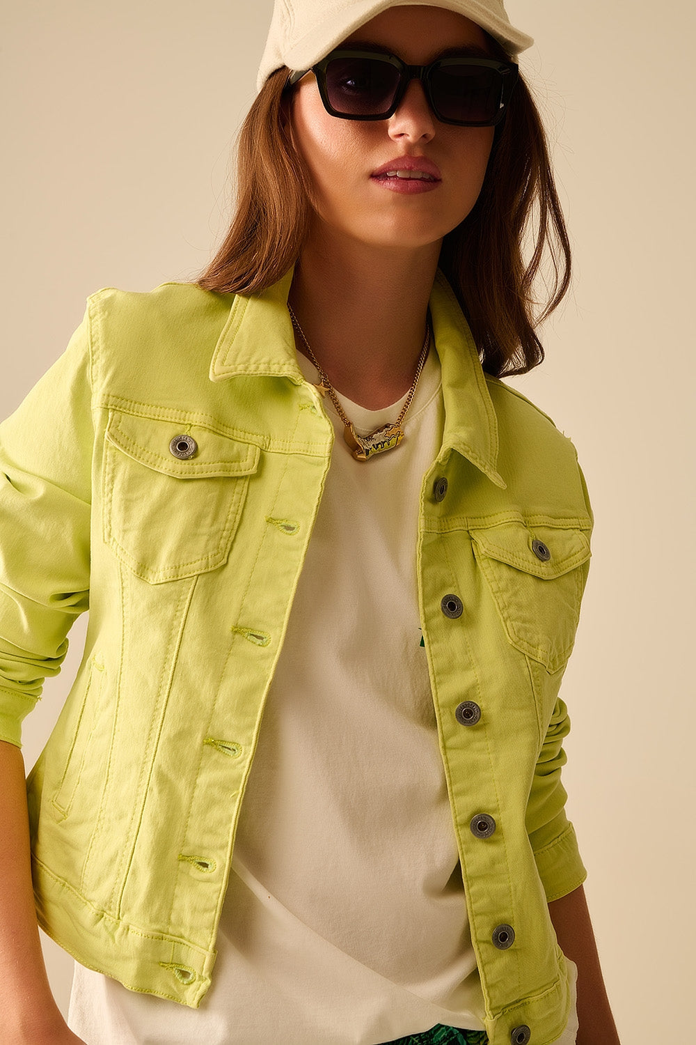 Chaqueta básica vaquera elástica con bolsillos en color lima Q2