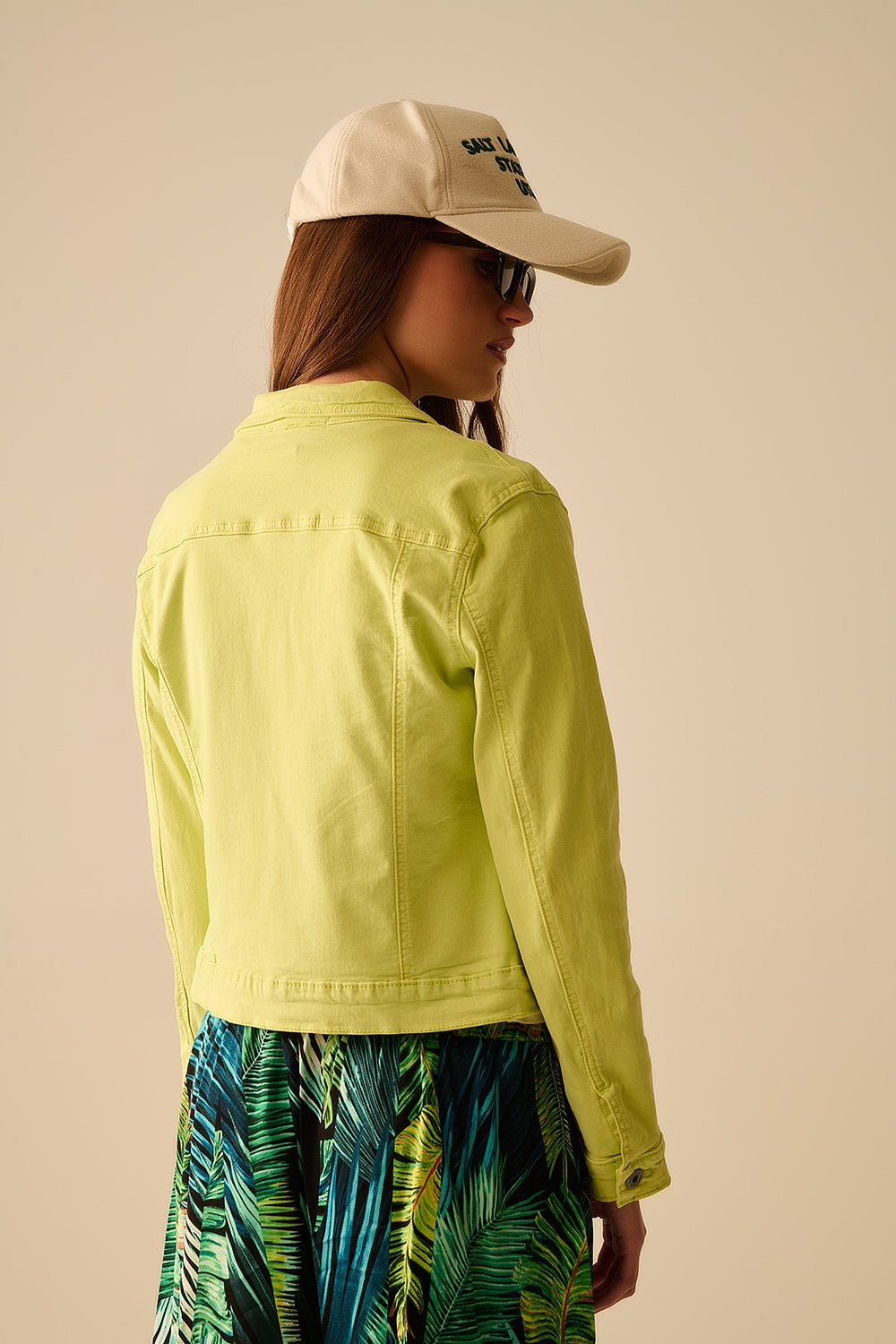 Chaqueta básica vaquera elástica con bolsillos en color lima Q2