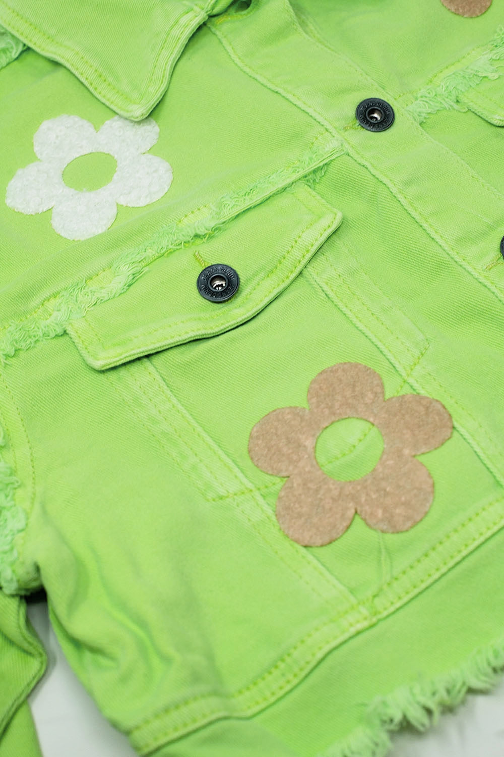 Chaqueta corta con bolsillos en el pecho y detalles florales en verde Q2