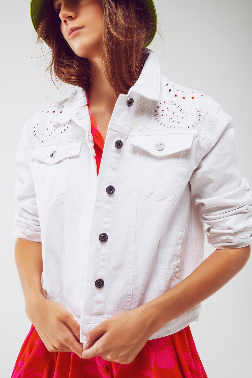 Chaqueta de mezclilla bordada en blanco Q2