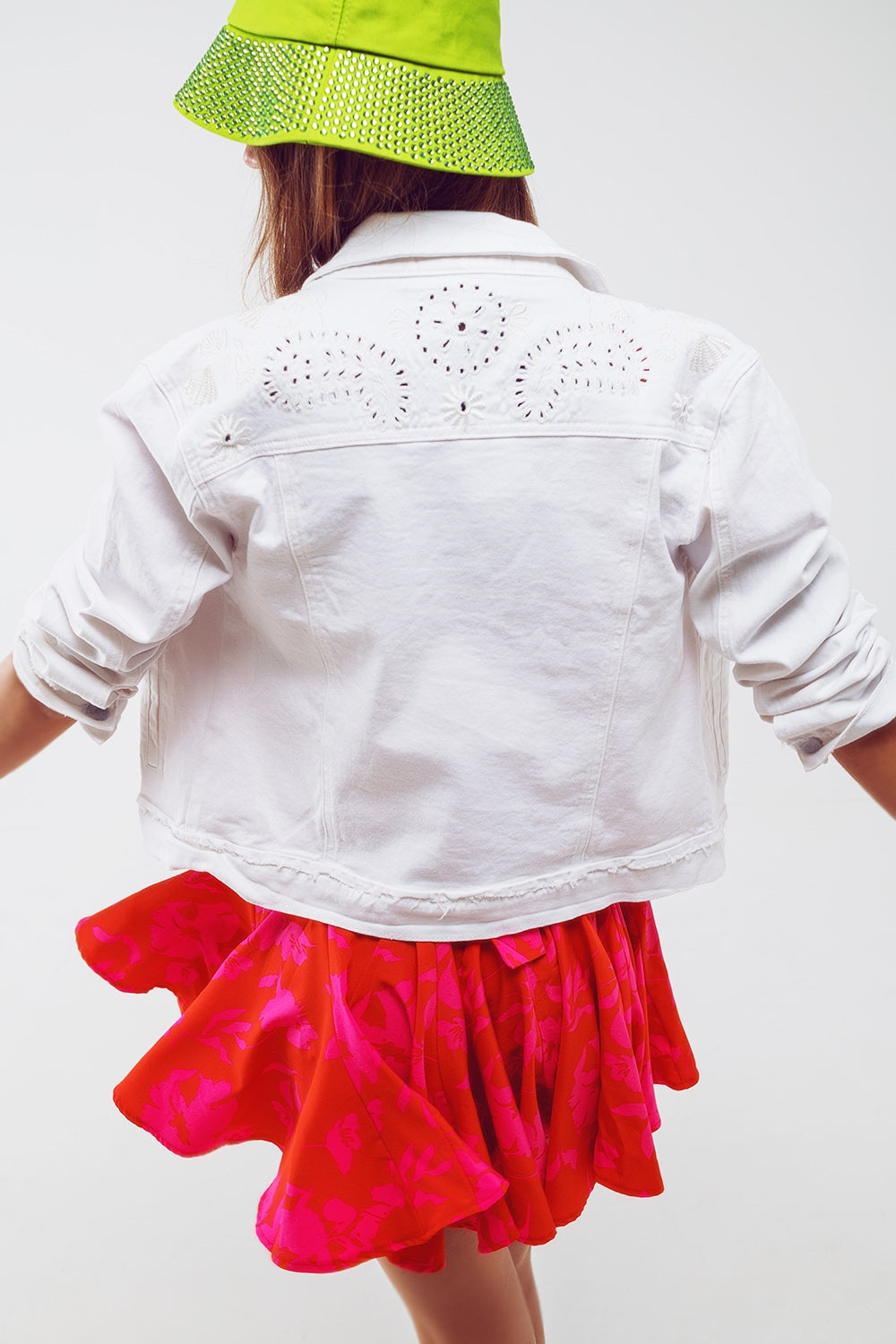 Chaqueta de mezclilla bordada en blanco Q2