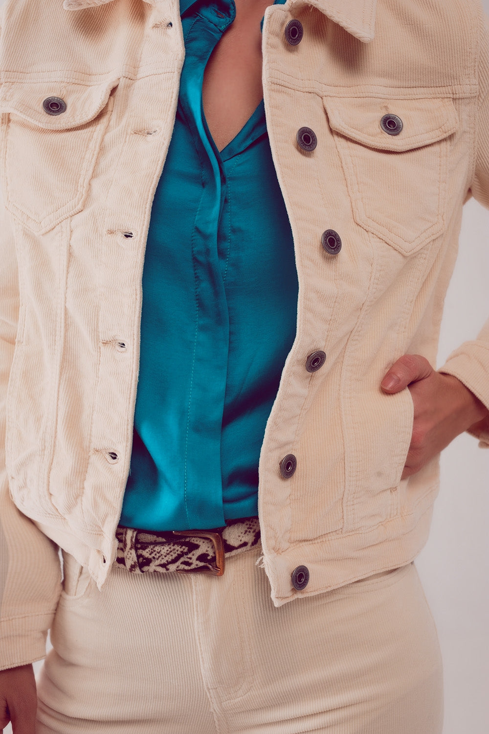 Chaqueta de pana de color beige Q2