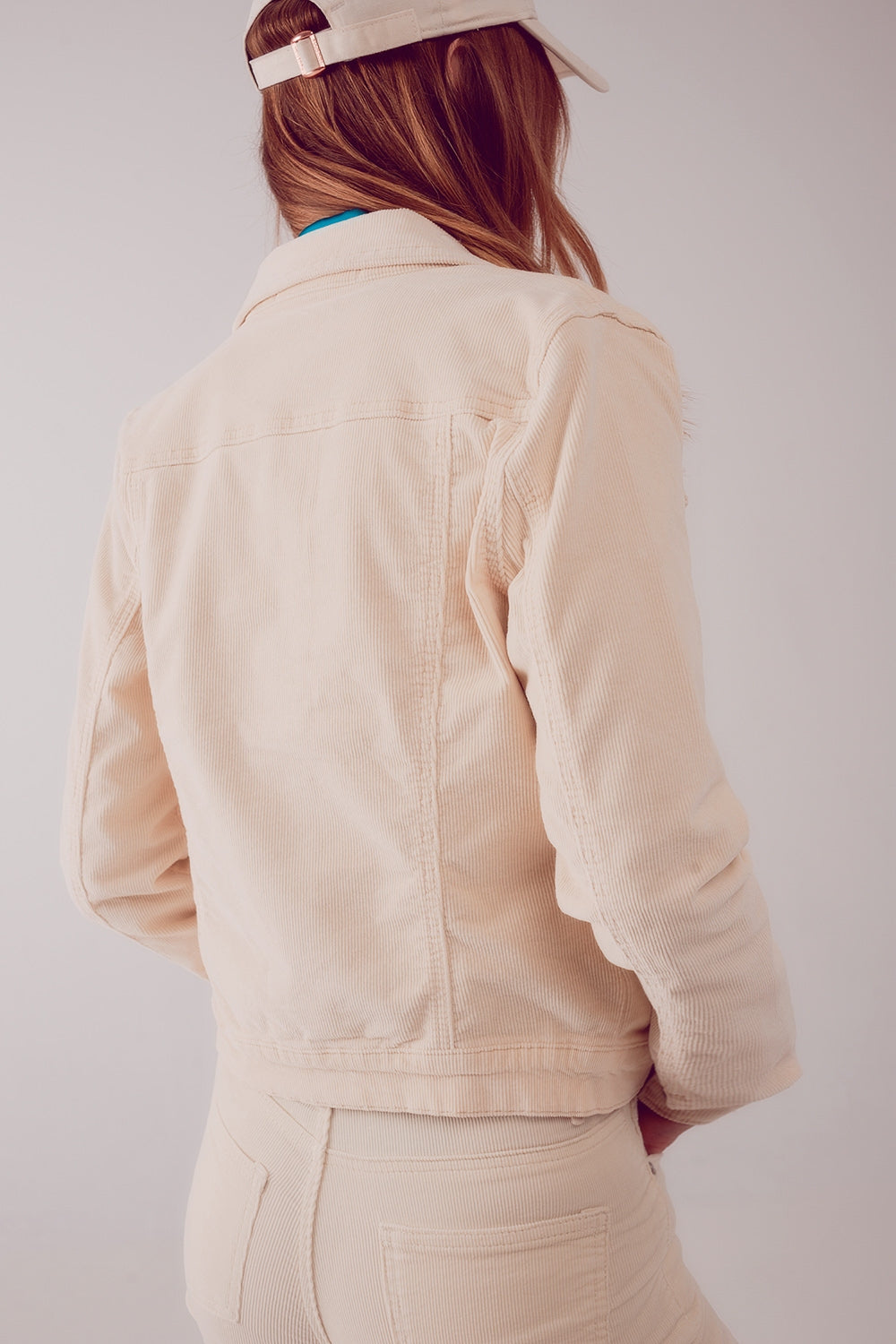 Chaqueta de pana de color beige Q2