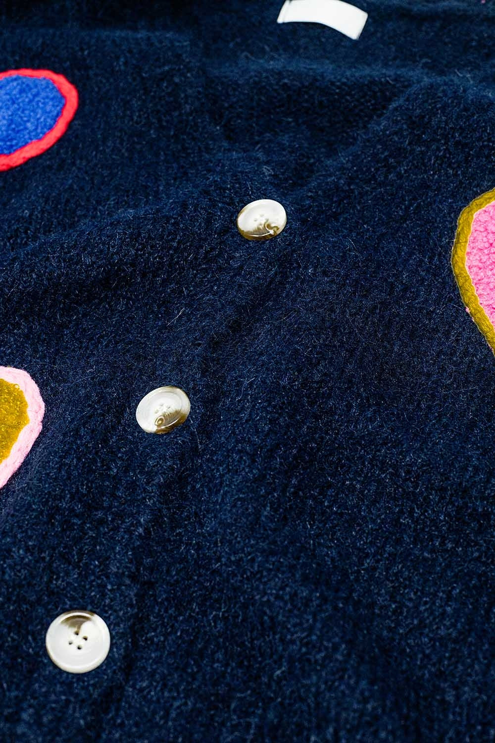 Chaqueta de punto azul marino con corazones bordados Q2
