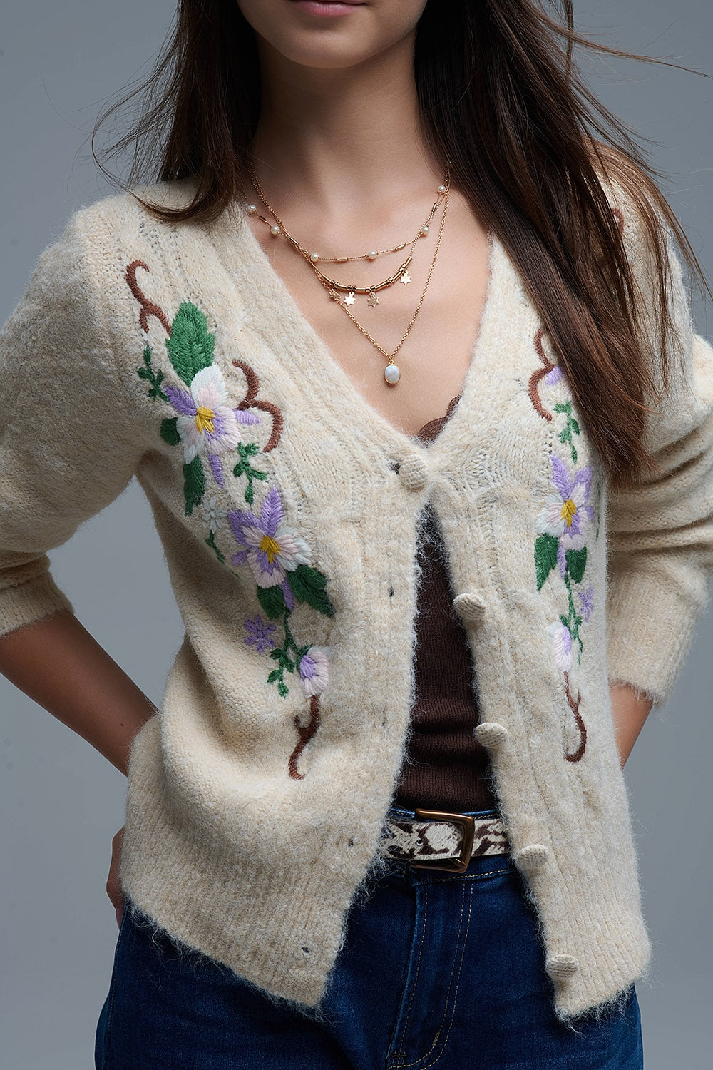 Chaqueta de punto beige con flores bordadas Q2