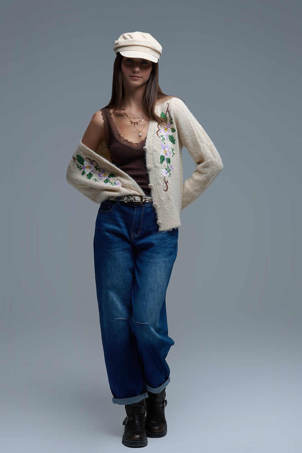Chaqueta de punto beige con flores bordadas Q2