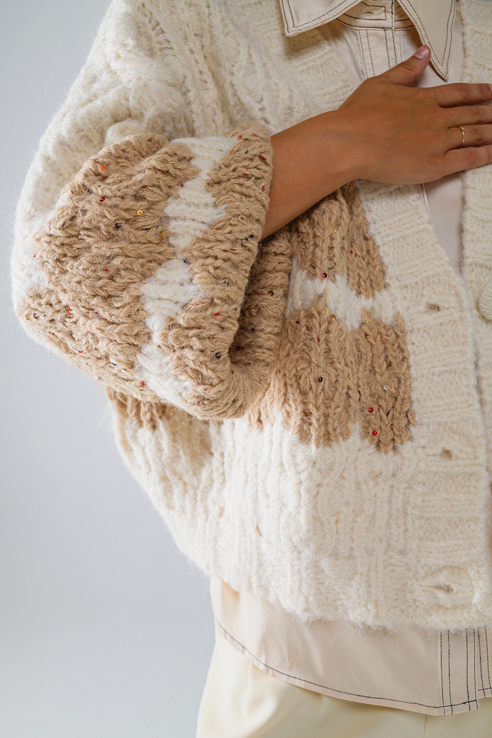 Chaqueta de punto grueso a rayas con detalles de lentejuelas en color crema Q2