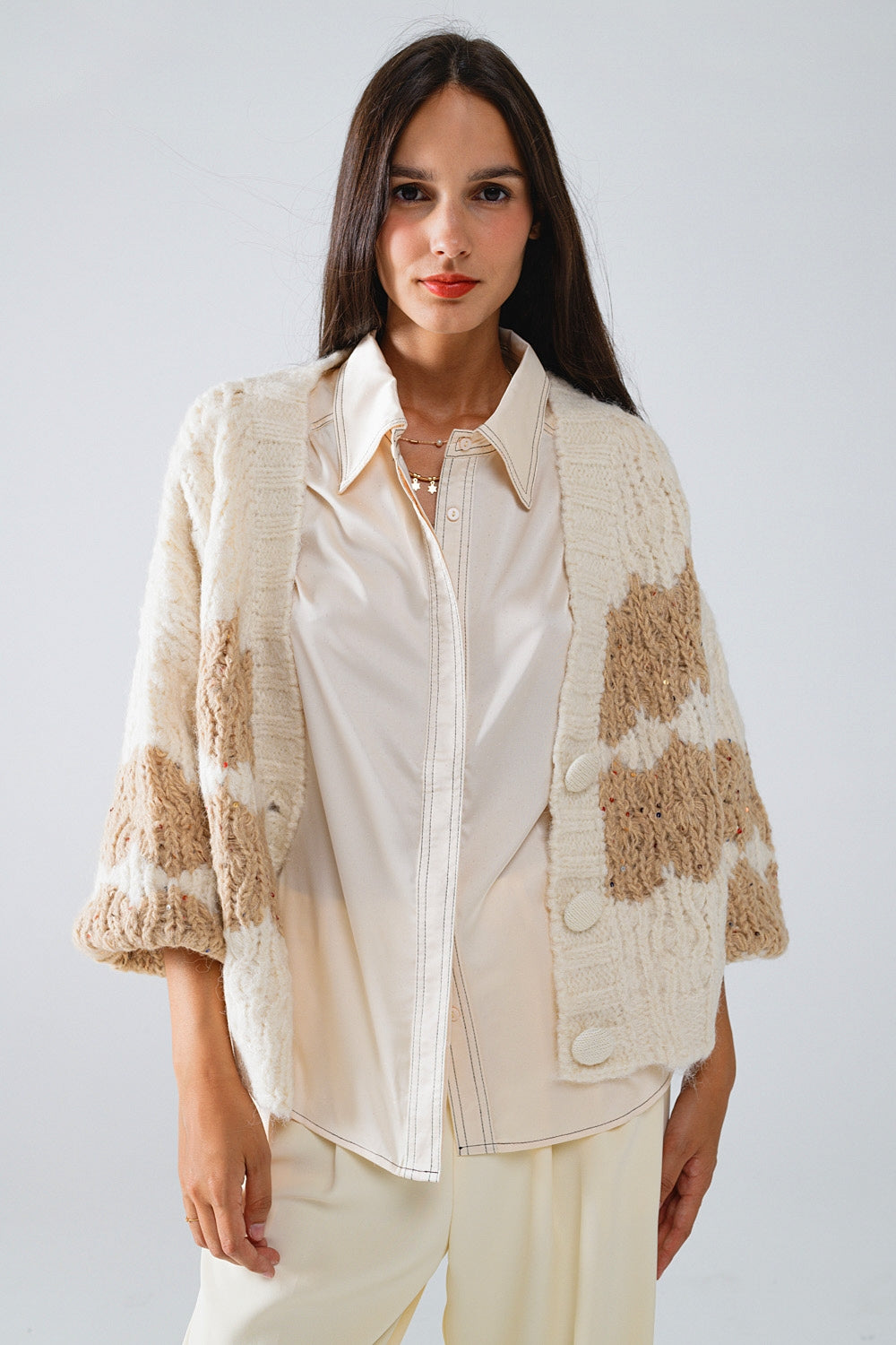 Chaqueta de punto grueso a rayas con detalles de lentejuelas en color crema Q2