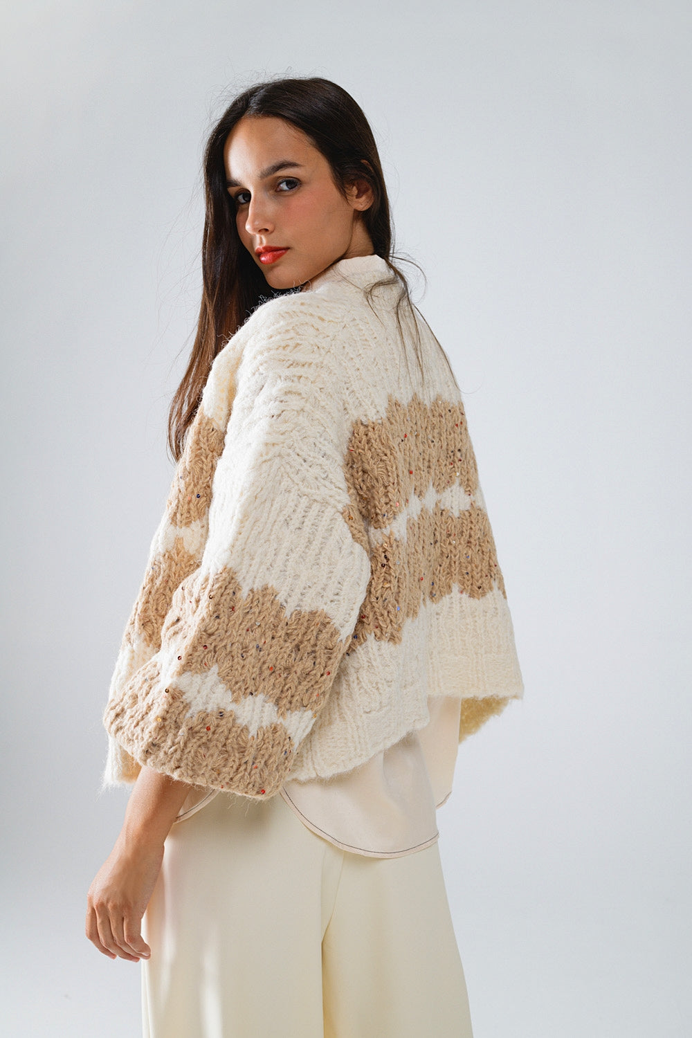 Chaqueta de punto grueso a rayas con detalles de lentejuelas en color crema Q2