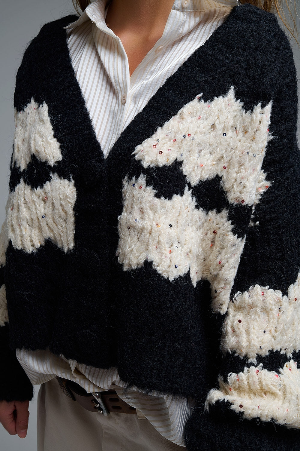 Chaqueta de punto grueso a rayas con detalles de lentejuelas en negro Q2