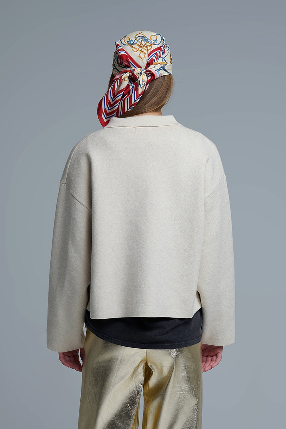 Chaqueta formal de punto relajada con bolsillos en el pecho en beige Q2
