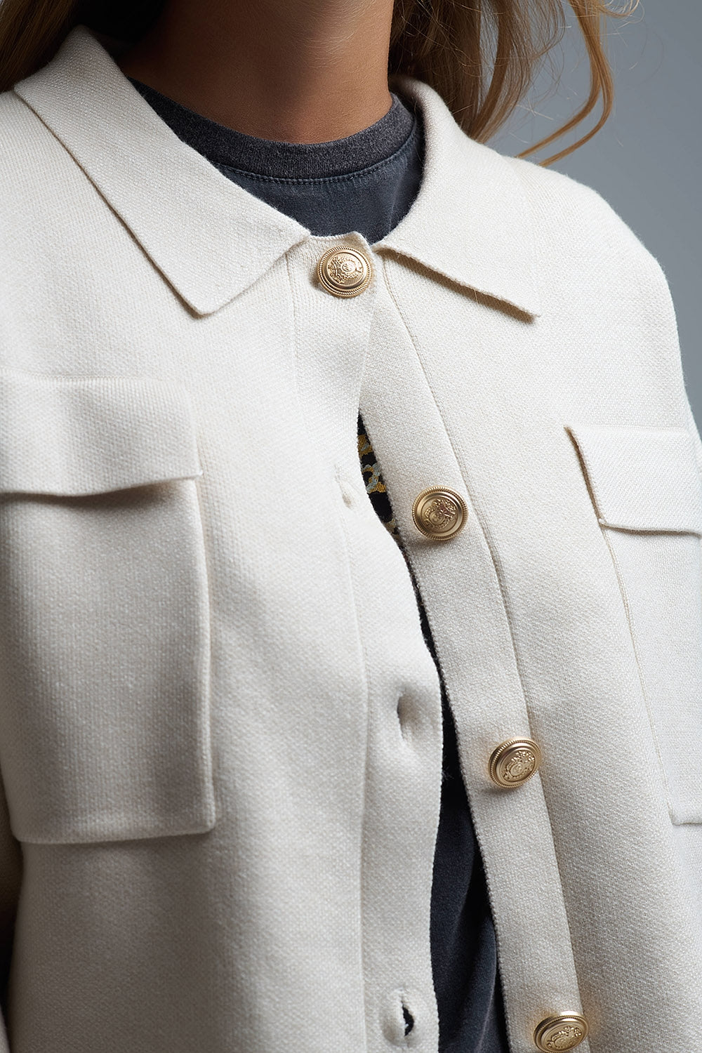 Chaqueta formal de punto relajada con bolsillos en el pecho en beige Q2