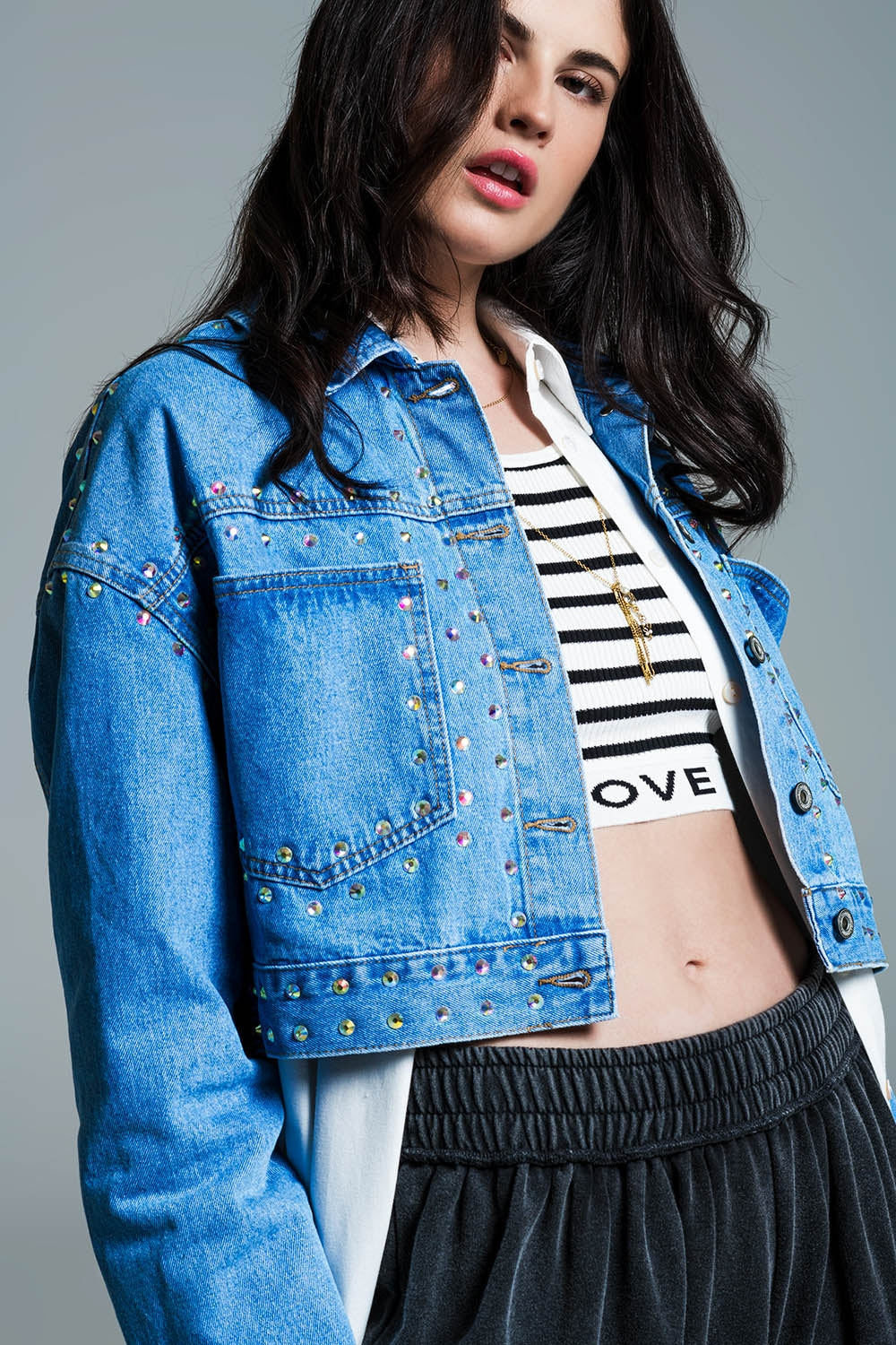 Chaqueta vaquera azul con tachuelas y bolsillos en el pecho Q2