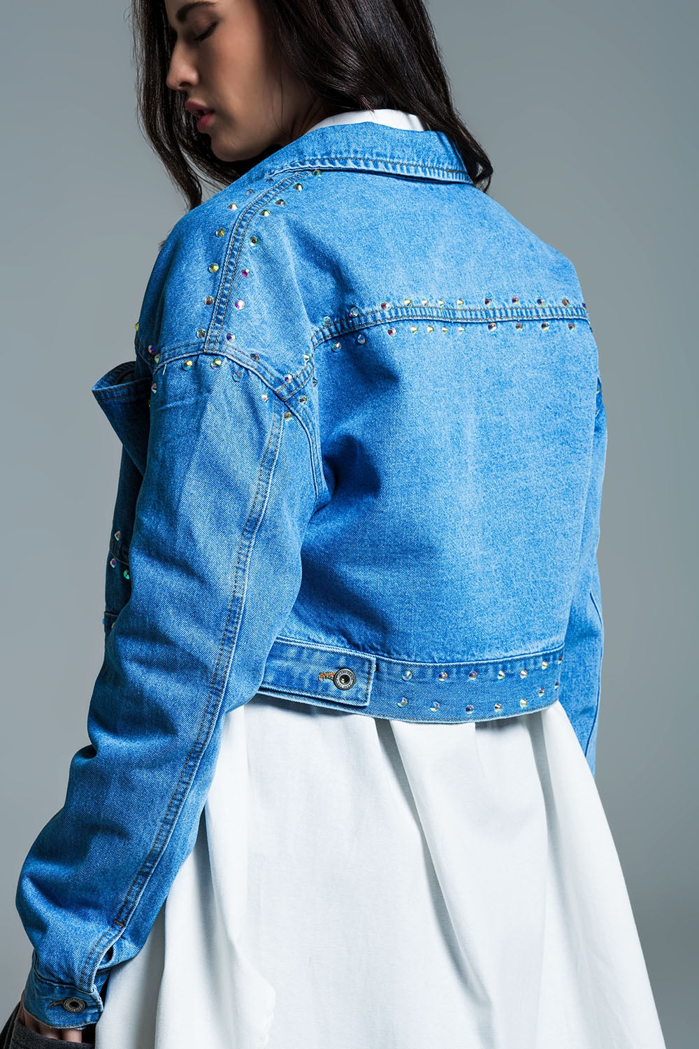 Chaqueta vaquera azul con tachuelas y bolsillos en el pecho Q2