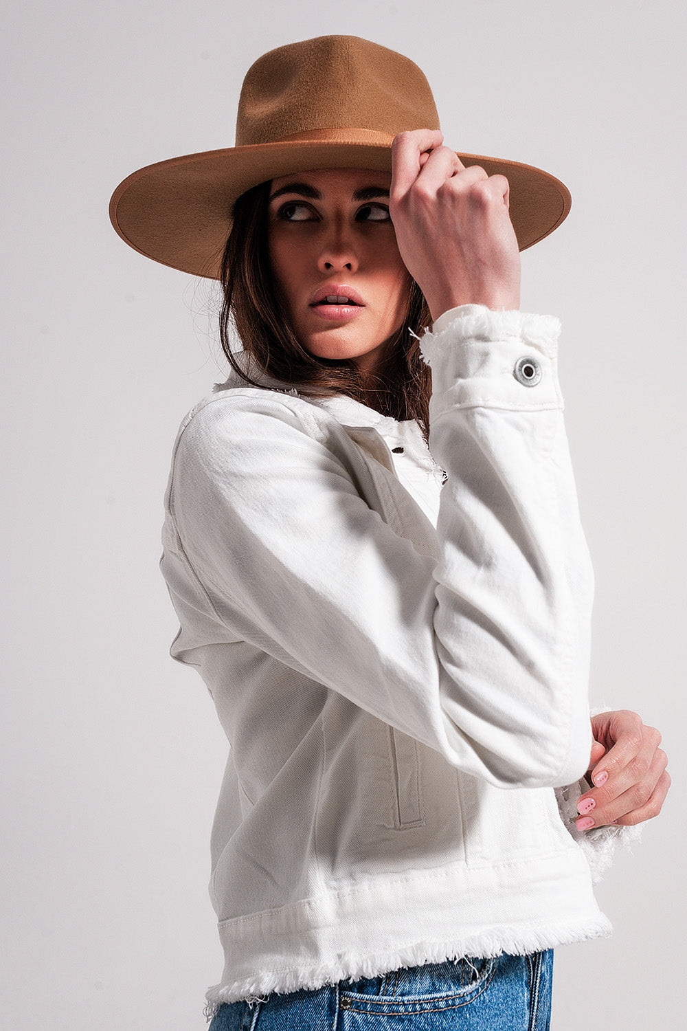Chaqueta vaquera blanca con bordes sin rematar Q2