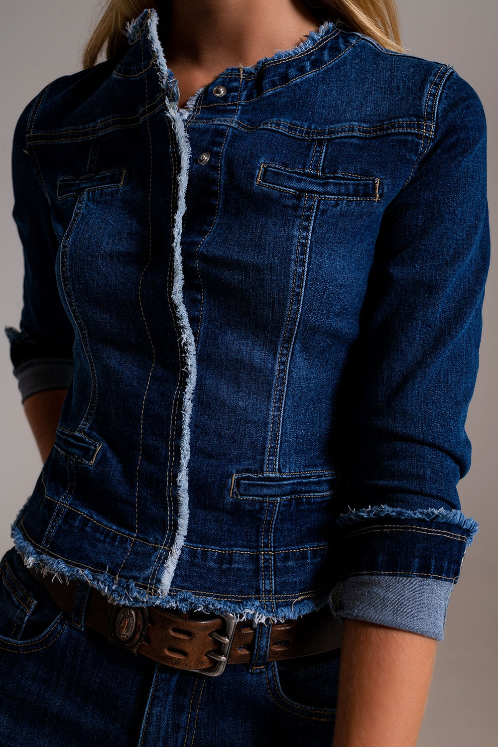 Chaqueta vaquera con bajos sin rematar Q2