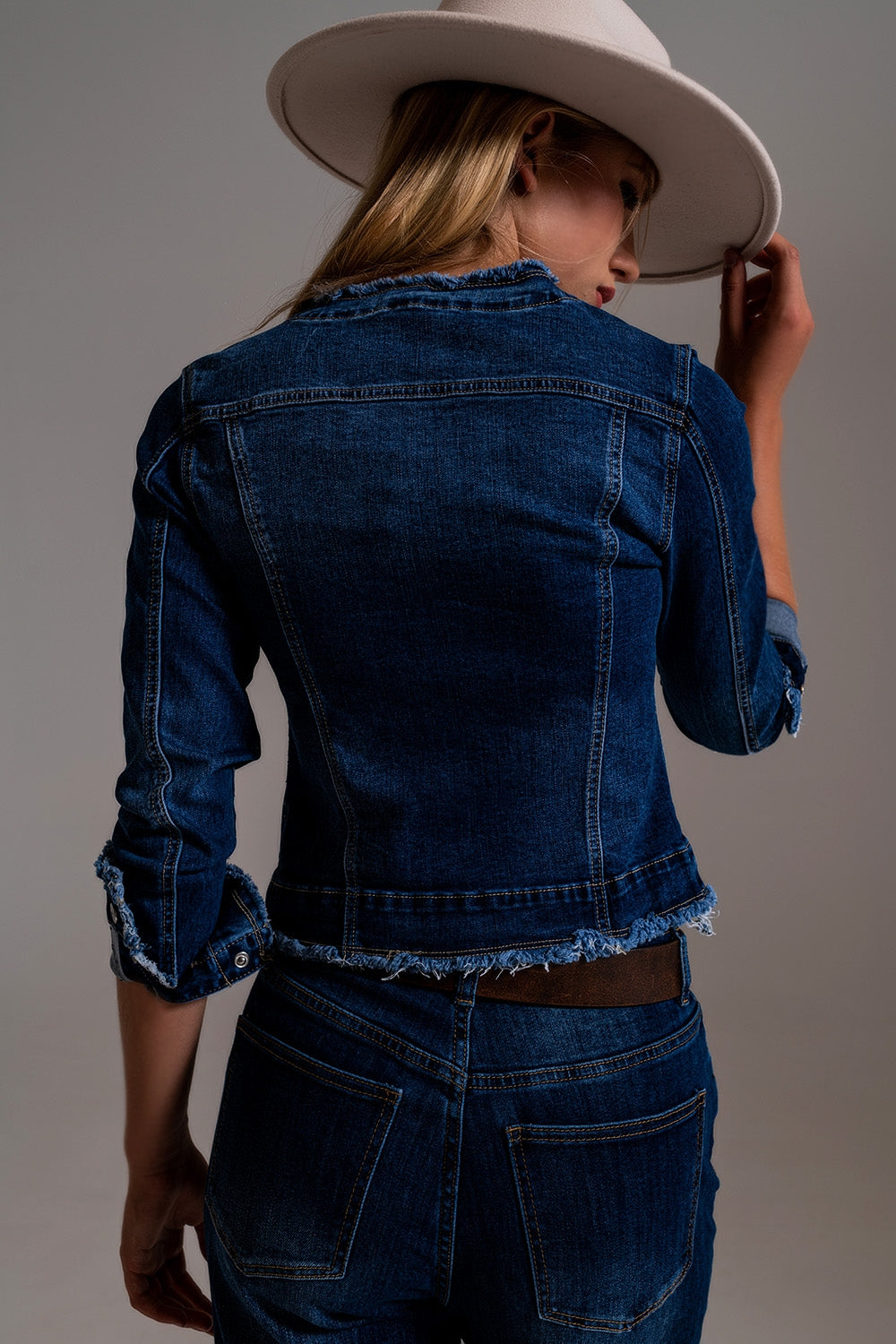 Chaqueta vaquera con bajos sin rematar Q2