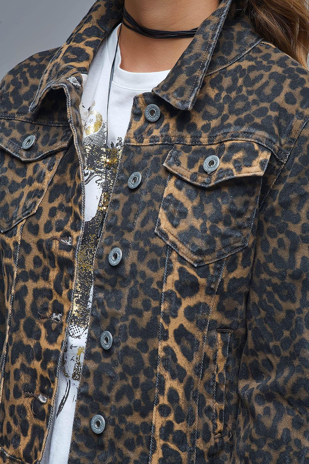 Chaqueta vaquera con estampado de leopardo en tejido vaquero Q2