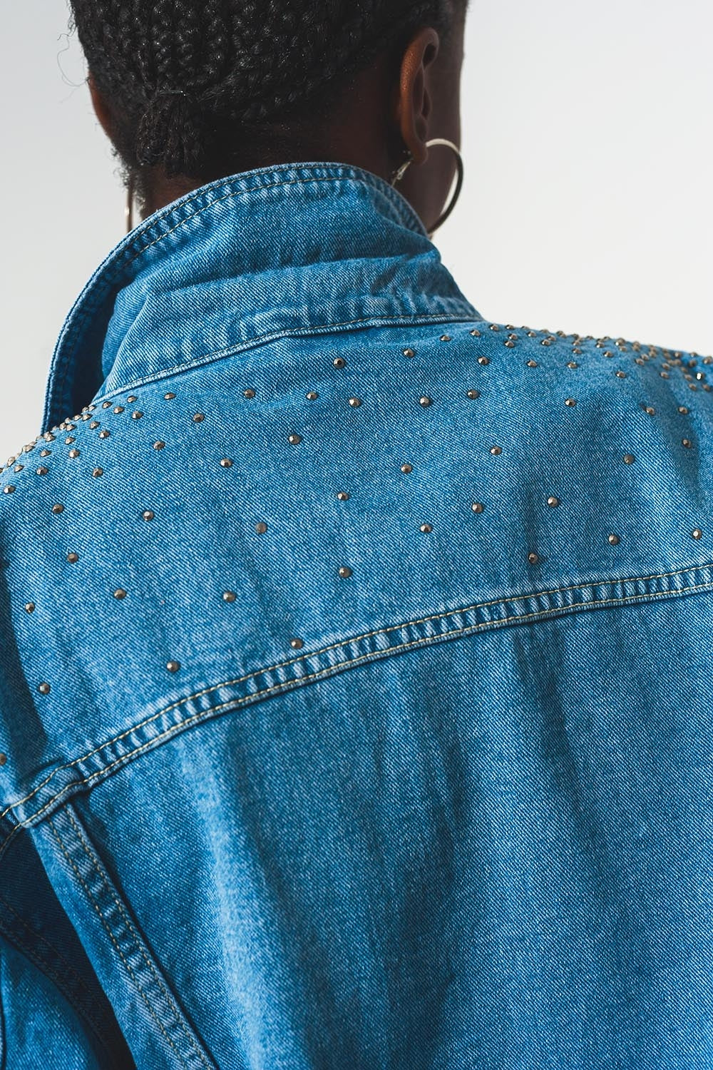 Chaqueta vaquera con tachuelas en azul Q2