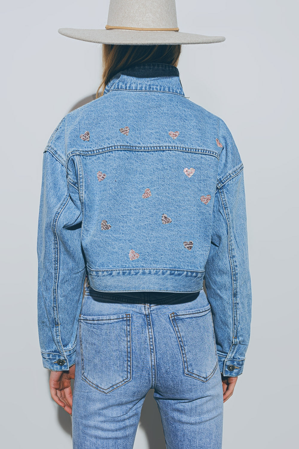 Chaqueta vaquera corta con corazones laminados en lavado medio Q2