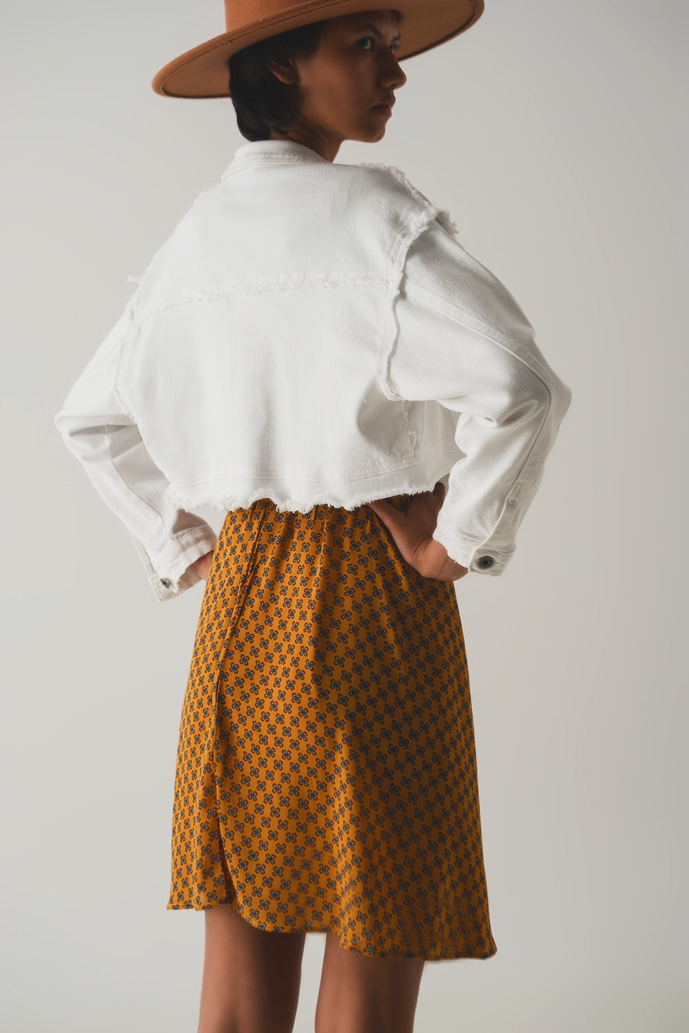 Chaqueta vaquera corta en blanca Q2