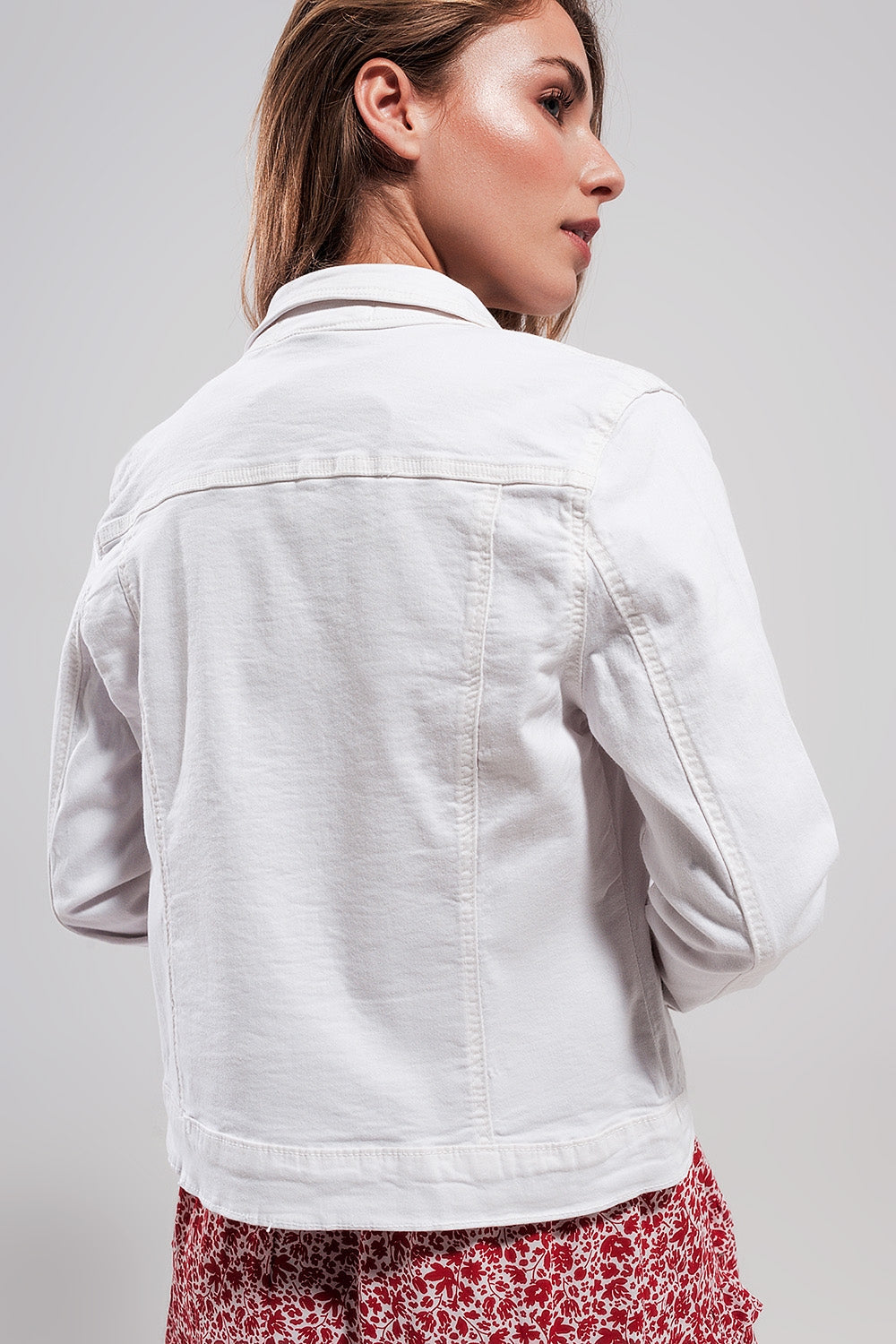 Chaqueta vaquera de corte slim en color blanco Q2
