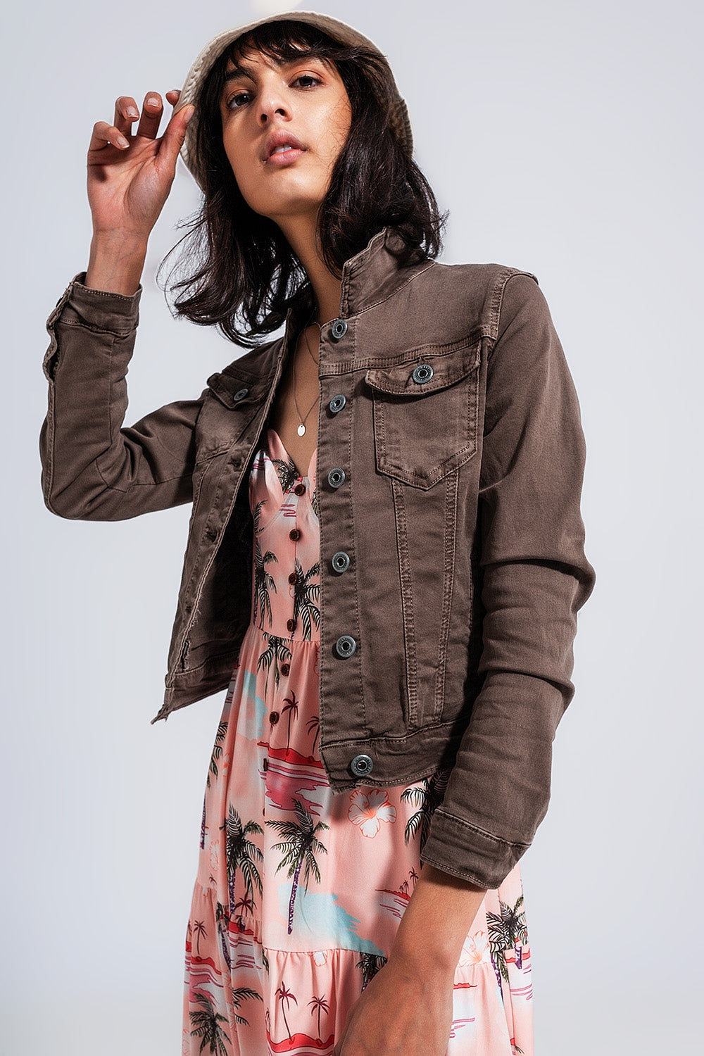 Q2 Chaqueta vaquera de corte slim en color chocolate