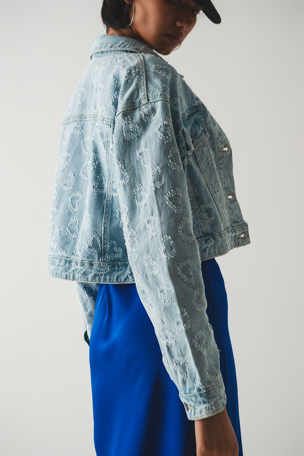 Chaqueta vaquera extragrande con lavado claro y adornos Q2
