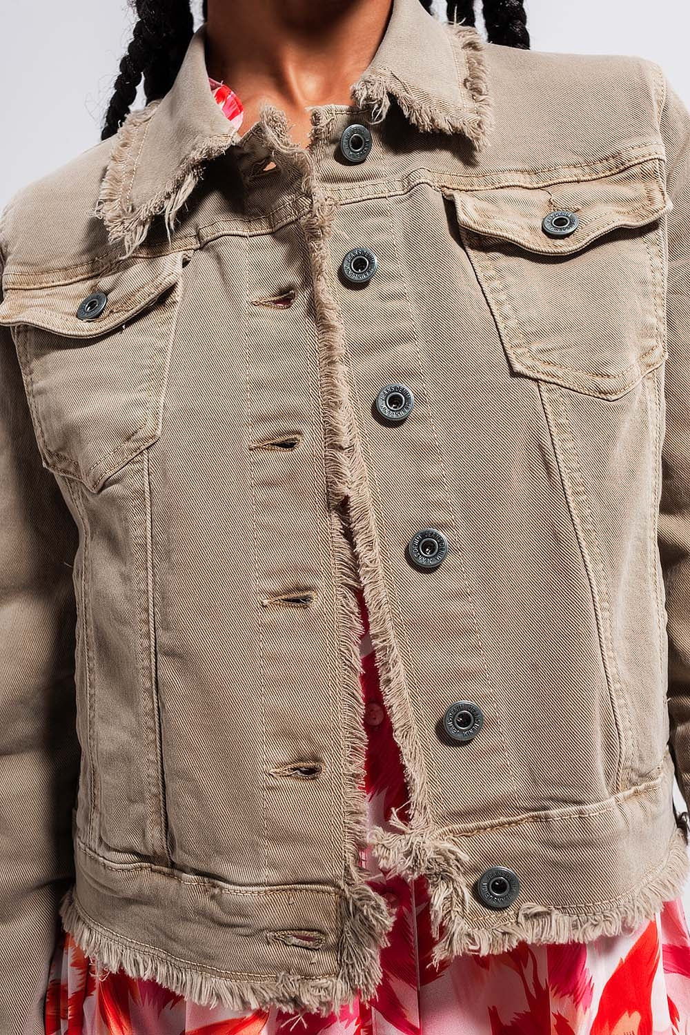 Chaqueta vaquera gris con bordes sin rematar Q2