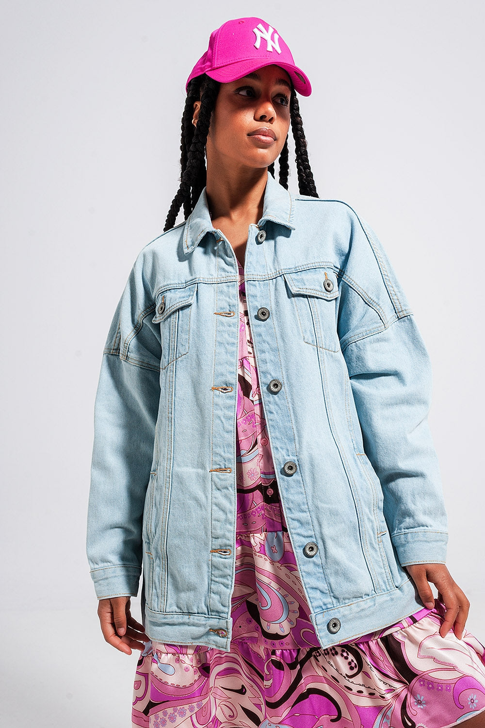 Chaqueta vaquera larga con lavado azul claro y cinturon Q2