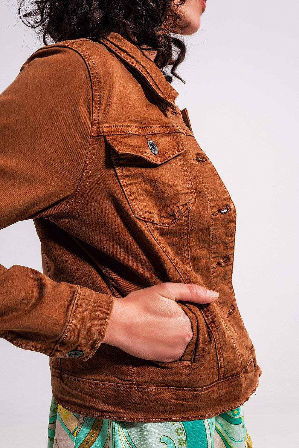 Chaqueta vaquera marron de corte slim Q2