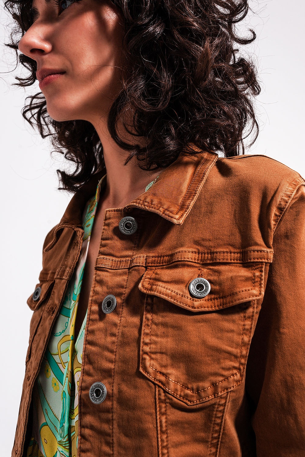 Chaqueta vaquera marron de corte slim Q2