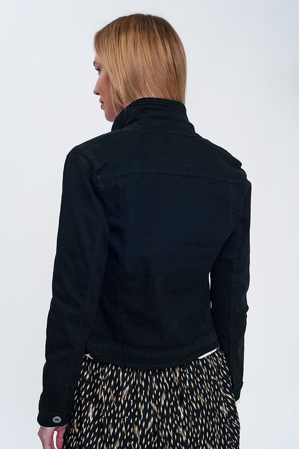 Chaqueta vaquera negra de corte slim Q2
