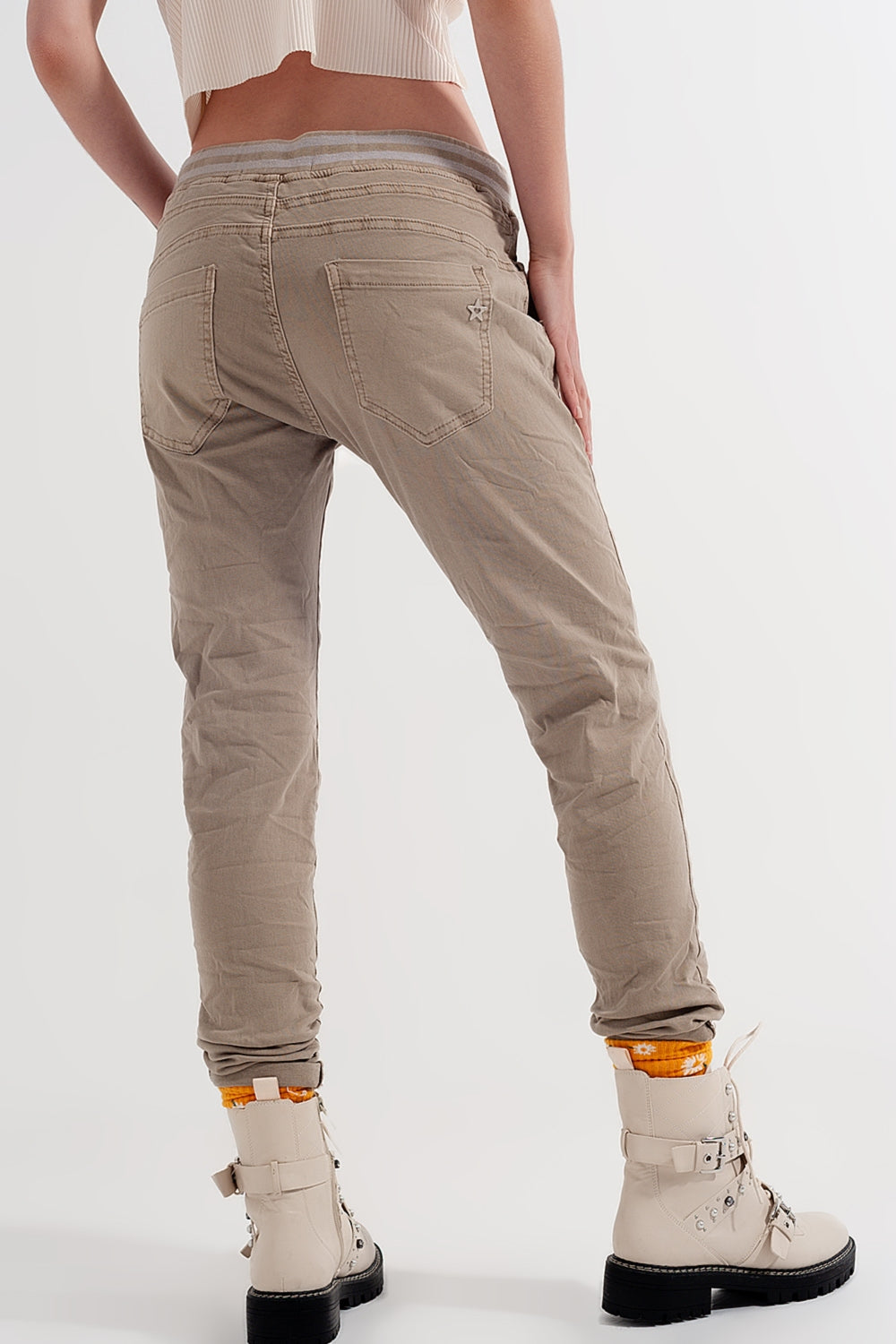 Chinos ajustados con cintura elástica en color beige Q2