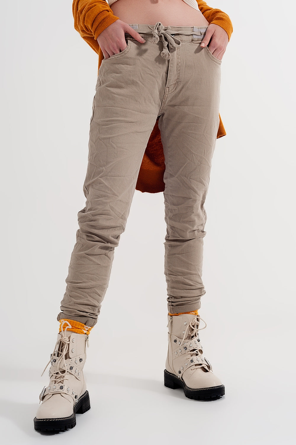 Chinos ajustados con cintura elástica en color beige Q2