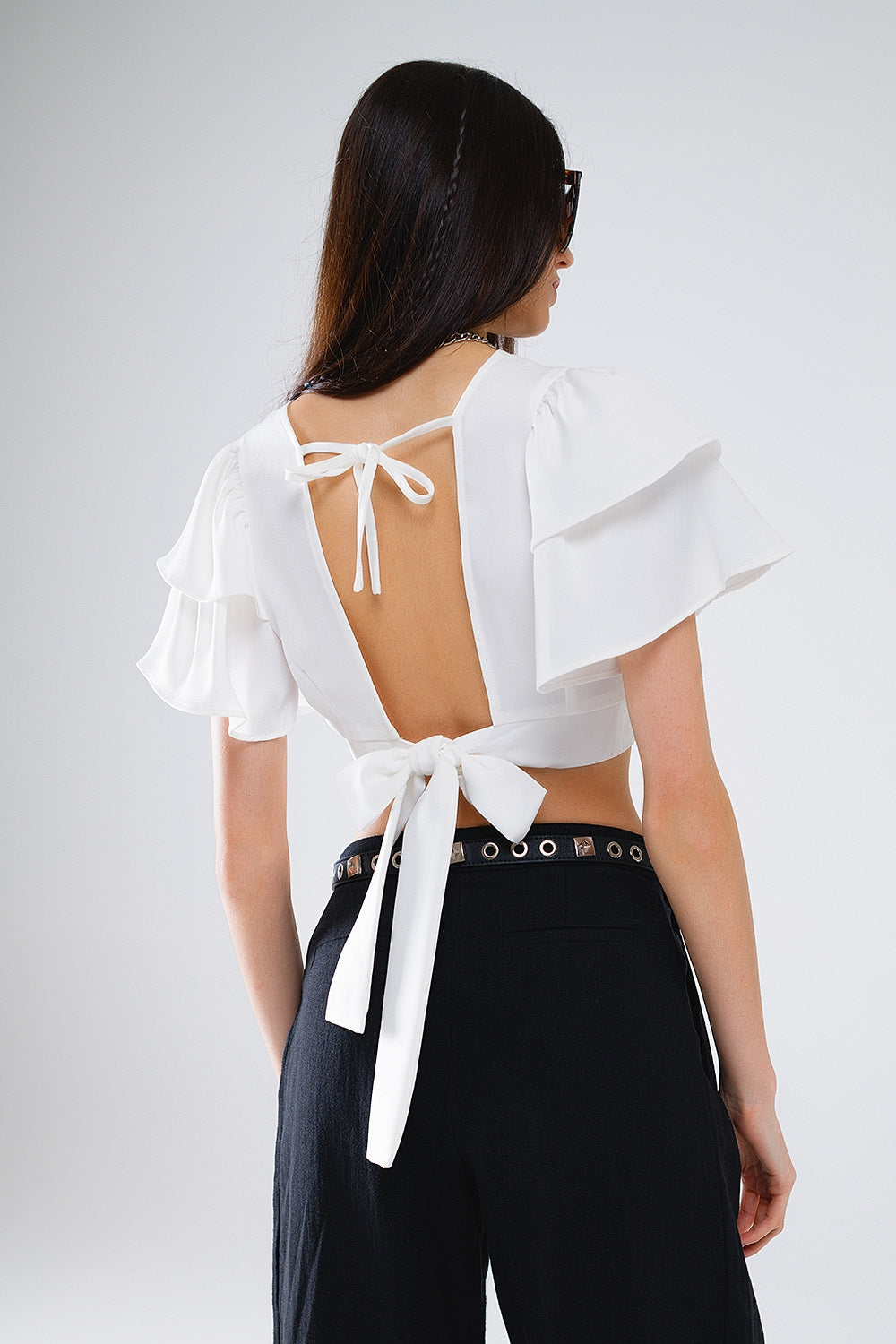 Crop Top Blanco Con Mangas Cortas Y Cuello En V Q2