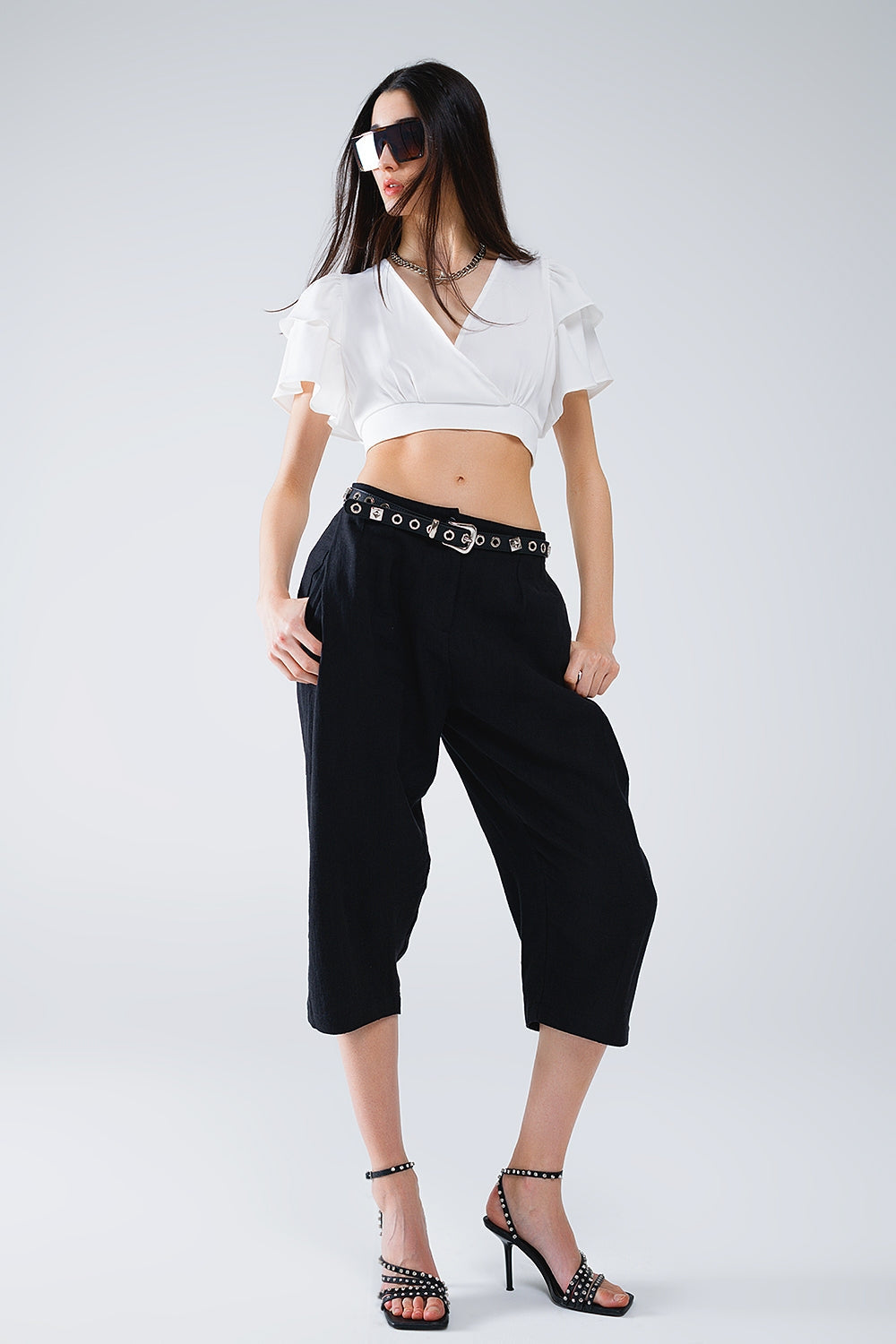 Crop Top Blanco Con Mangas Cortas Y Cuello En V Q2