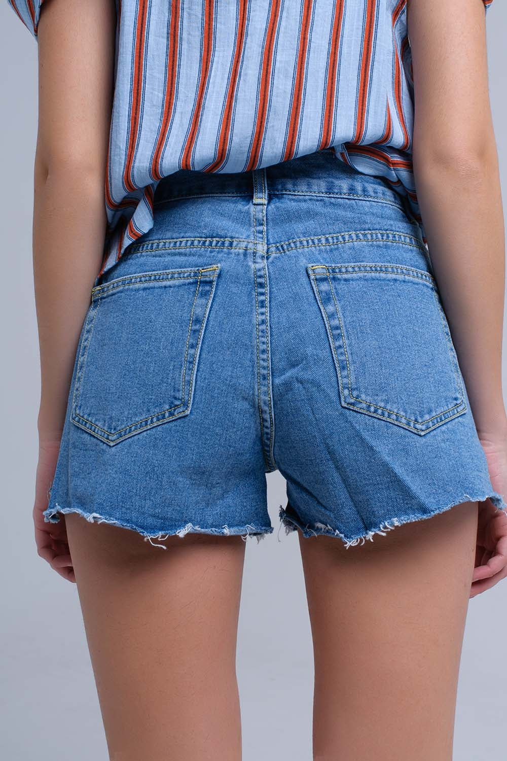 Short vaquero con bordado floral Q2