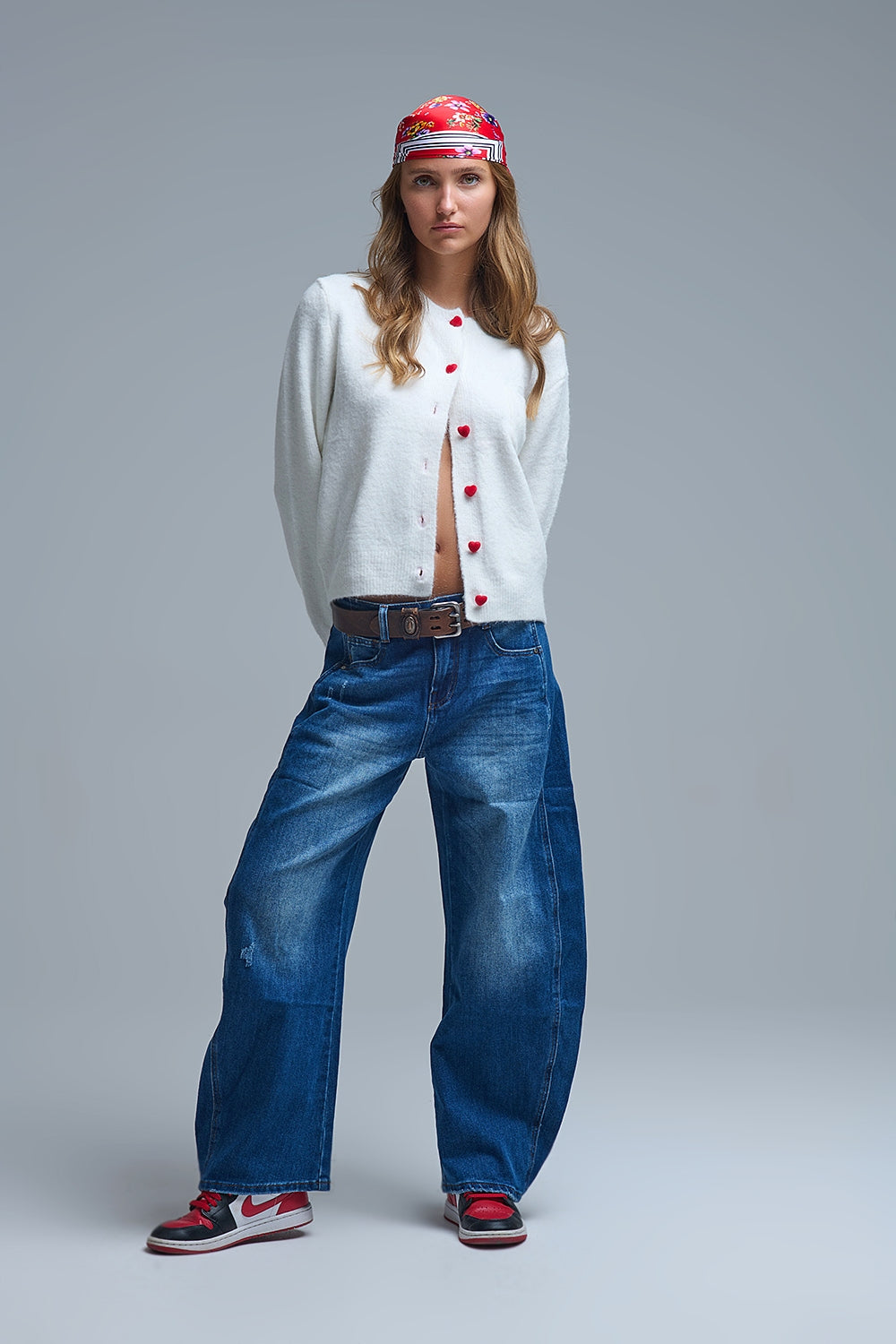 Encantador cárdigan blanco con botones de corazón Q2